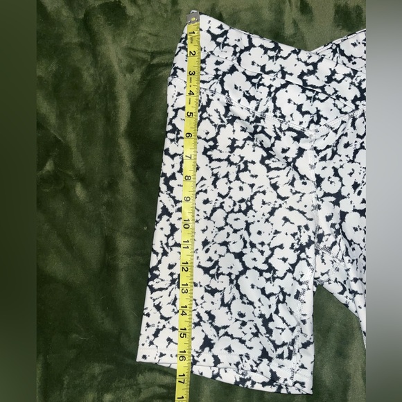 EUC Forever 21 Marbled Crossover V waist biker shorts - Picture 3 of 7